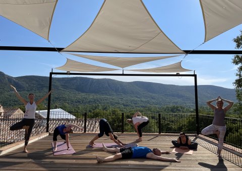 Genießen Sie Asanas auf der Yogaplattform