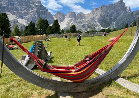 Kurze Erholung in der Hängematte von der Wanderung