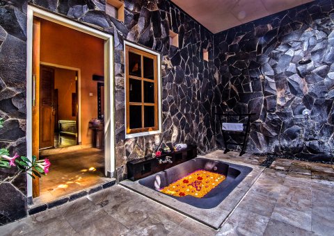 Entspannen Sie im Jacuzzi direkt in ihrem Zimmer