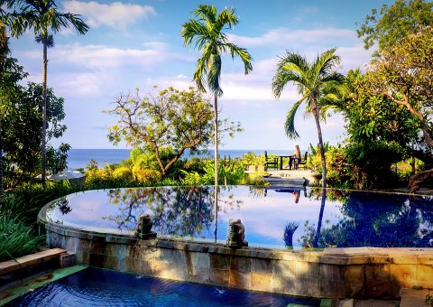 Der liebevoll anlegte Pool mit Blick auf das Meer