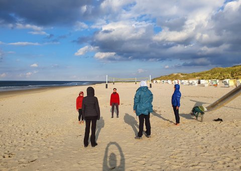 Atmen Sie tief durch bei der Meditation am Strand