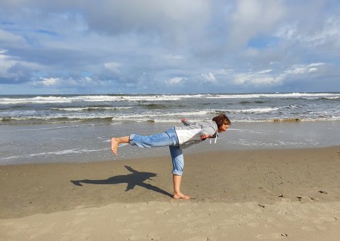 Bei strahlendem Sonnenschein Yoga üben 