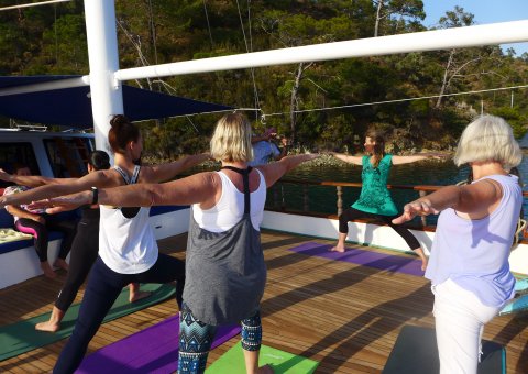 Starten sie mit kraftvollen Yoga-Einheiten in den Tag