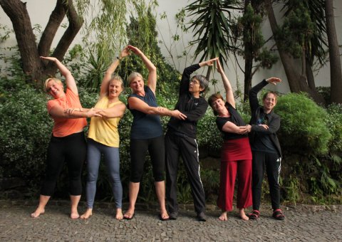 Die Yogis praktizieren fröhlich