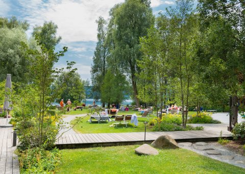 Großzügige Liegewiese mit direktem Zugang zum Bodensee