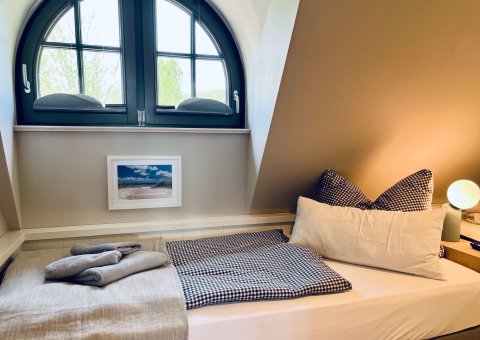 Ein Einzelbett im Reetdachhaus