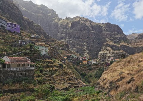 Bunte Häuser auf der Wanderung nach Ponta do Sol