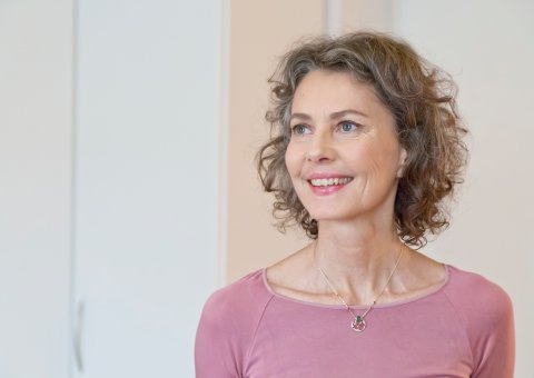 Yogalehrerin Hilde Peer