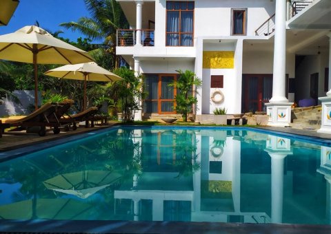 Am Pool die Ruhe des Resorts genießen
