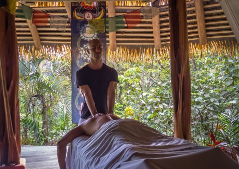 Wohltuende Massage im Spa Bereich