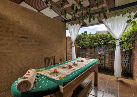 Bunte Blumen erwarten Sie bei Ihrer Ayurveda-Behandlung