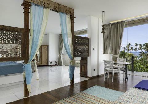 Die Master Suite bietet viel Platz und einen getrennten Schlafbereich