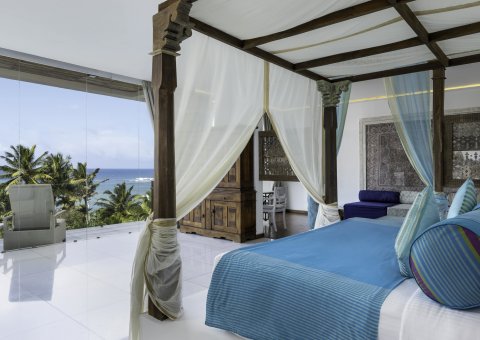 Mit weitem Meerblick lädt das Himmelbett der Master Suite zum träumen ein