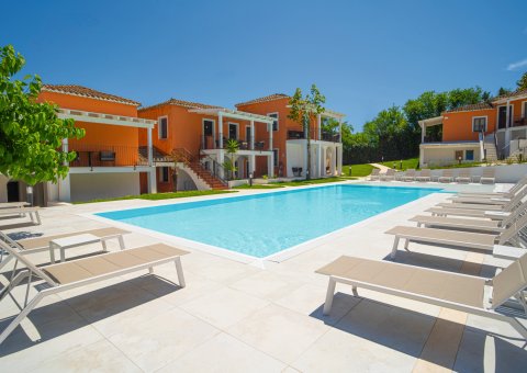 Nach den Yoga-Stunden am Pool entspannen