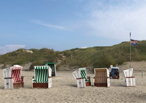 Entspannen Sie im Strandkorb mit Blick auf die Nordsee