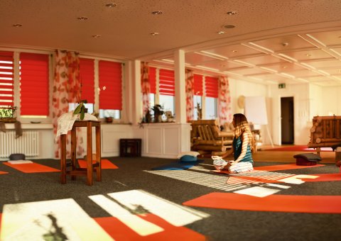Das Ayubowan hat einen großen, hellen Yoga und Mediationsraum, in dem regelmäßig Stunden stattfinden