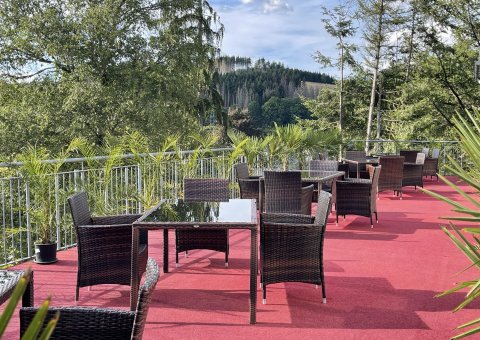 Außenterrasse mit Blick in die umliegende Natur