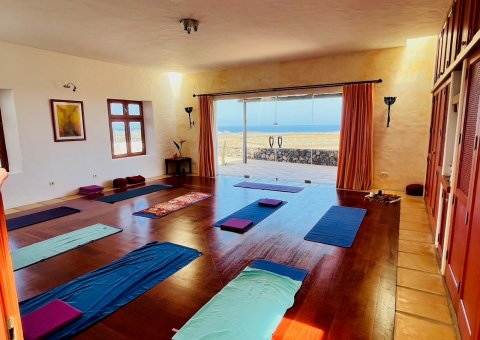 Yoga üben im im hellen Yogaraum
