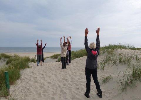 Üben Sie Yoga in den Dünen Baltrums