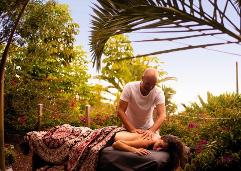 Genießen Sie die Ruhe der Natur bei einer Outdoor Massage