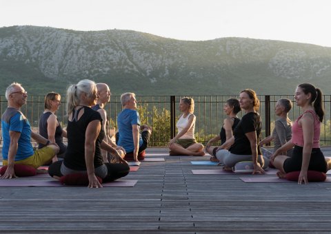 Gemeinsam Yoga üben mit traumhaften Ausblick