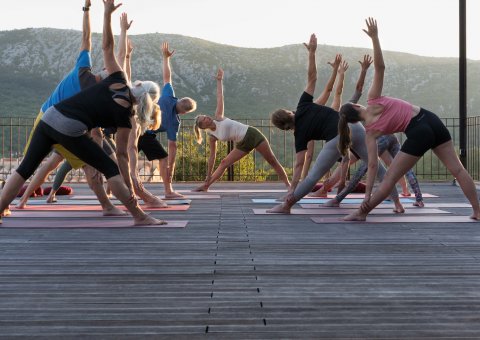 Yoga üben auf der Terrasse des Hotel Balatura