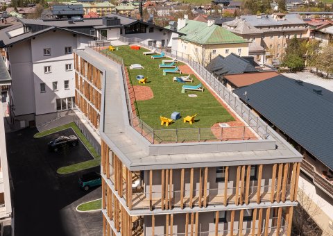 Das Hotel BLÜ liegt mitten im Ortszentrum von Bad Hofgastein
