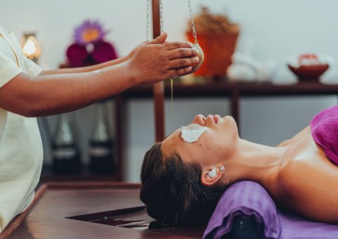 Entspannen Sie beim Shirodhara im Taprana