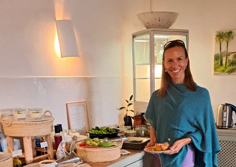 Yogalehrerin Claudia Hubberten beim reichhaltigen Frühstücksbuffet