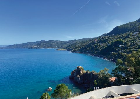 Blicken Sie vom Hotel Kalura auf das weite Meer