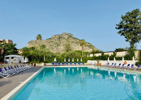 Abkühlen auf großen Pool im Hotel Kalura