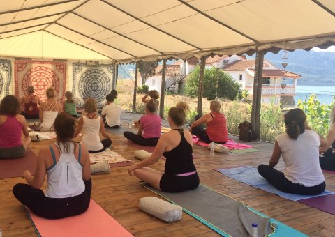 Gemeinsam in der Gruppe Yoga üben