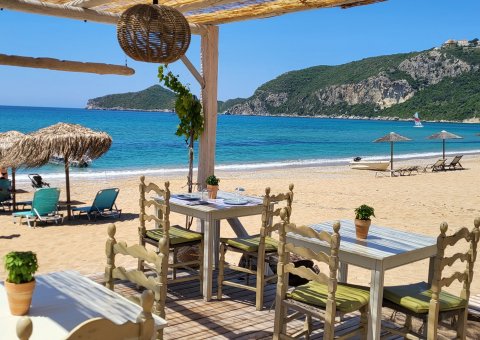Entspannen Sie in der Bucht Agios Georgios