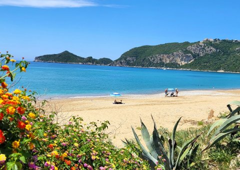 Tanken Sie Sonne in der Bucht Agios Georgios