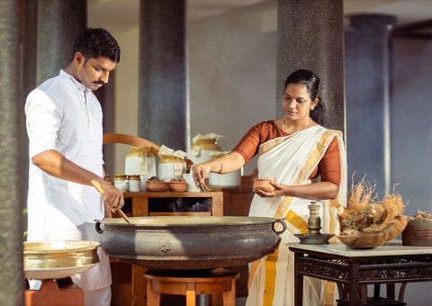 In der hauseigenen Apotheke wird die ayurvedische Medizin selbst hergestellt