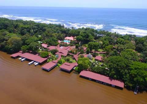 Die Mawamba Lodge inmitten des Karibischen Meers und der Tortuguero Kanäle