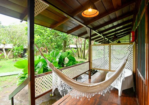 Die Terrasse der Bungalows der Mawamba Lodge