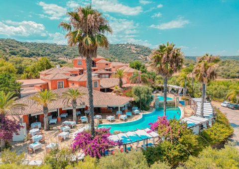 Das Hotel Galanias inmitten der Palmen