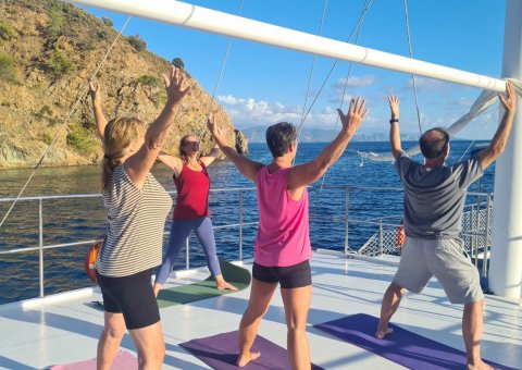 Üben Sie gemeinsam Yoga auf dem Segelboot