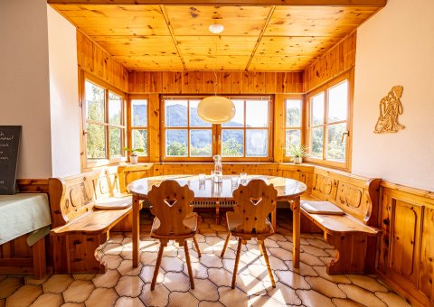 Zusammen sitzen und essen in der gemütlichen Sitznische