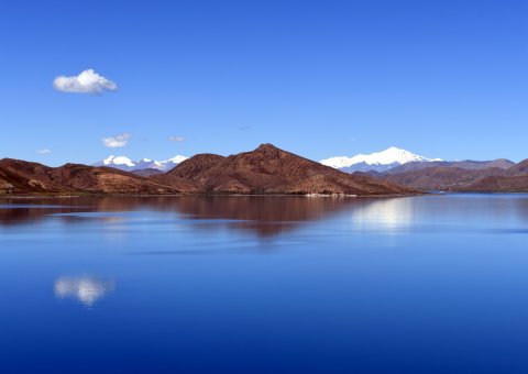 Der Yamdrok-See ist einer der drei größten Seen des Landes