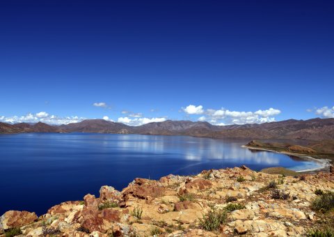 Genießen Sie die wunderschöne Aussicht auf den Yamdrok See