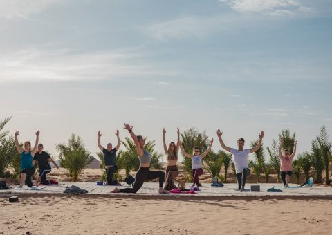Gemeinsame Yoga-Praxis mit Blick in die weite Wüste