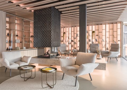 Die gemütliche Lobby mit Kamin im Ayurpura