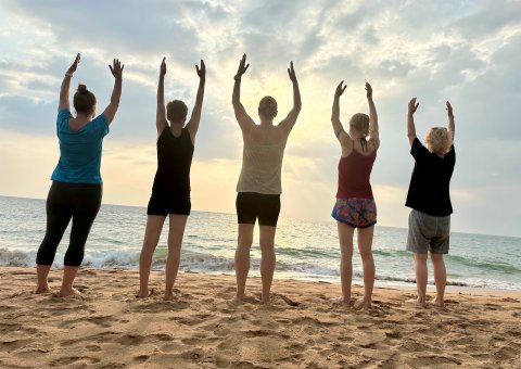 Gemeinsam am Strand Sri Lankas Yoga üben