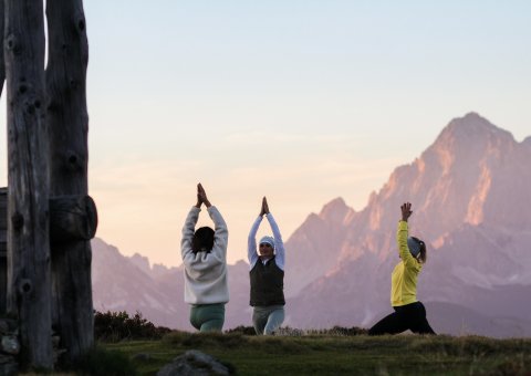 Yoga üben mit Blick auf die atemberaubende Bergkulisse