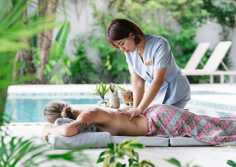 Entspannen Sie bei der Massage im Samahita Retreat