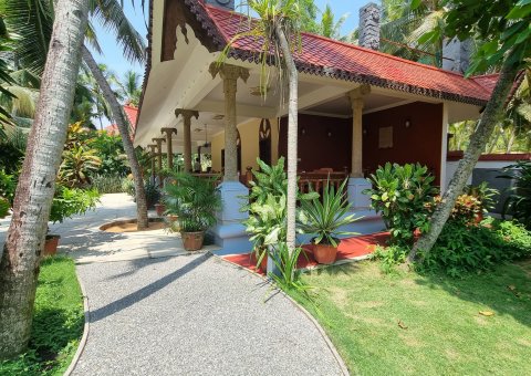 Das offene Restaurant liegt mitten im tropischen Garten