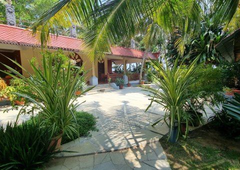 Das Restaurant mitten in der üppigen Natur des Ayurveda Resorts