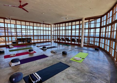 Die lichtdurchflutete Yoga Shala mit rundum Meerblick